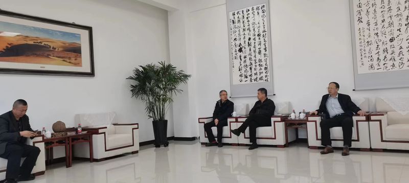 公司與哈密市政府領(lǐng)導(dǎo)洽談公司新疆發(fā)展思路，加大助力新疆能源發(fā)展！